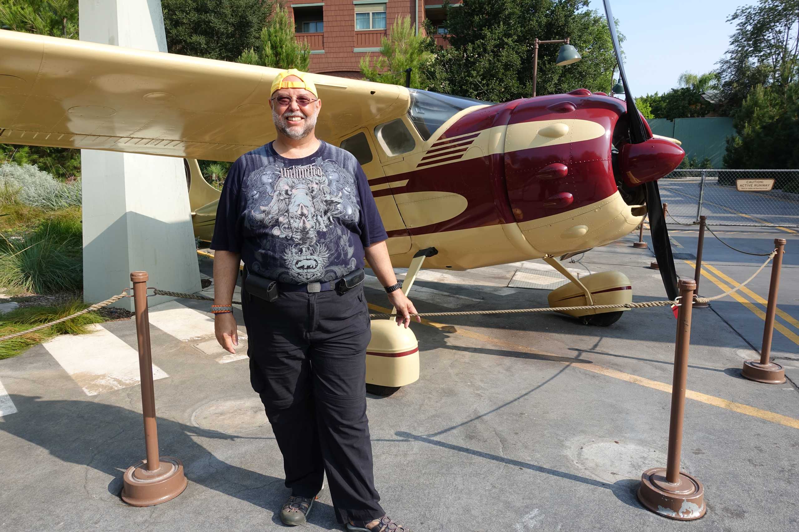 Reiner vor einem Disney Flieger bei der Soarin