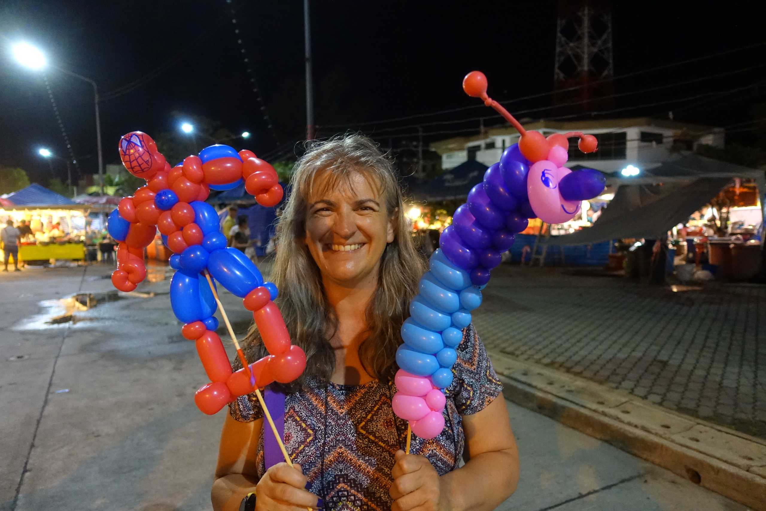 Monica mit Spiderman und ihrer Ballonraupe