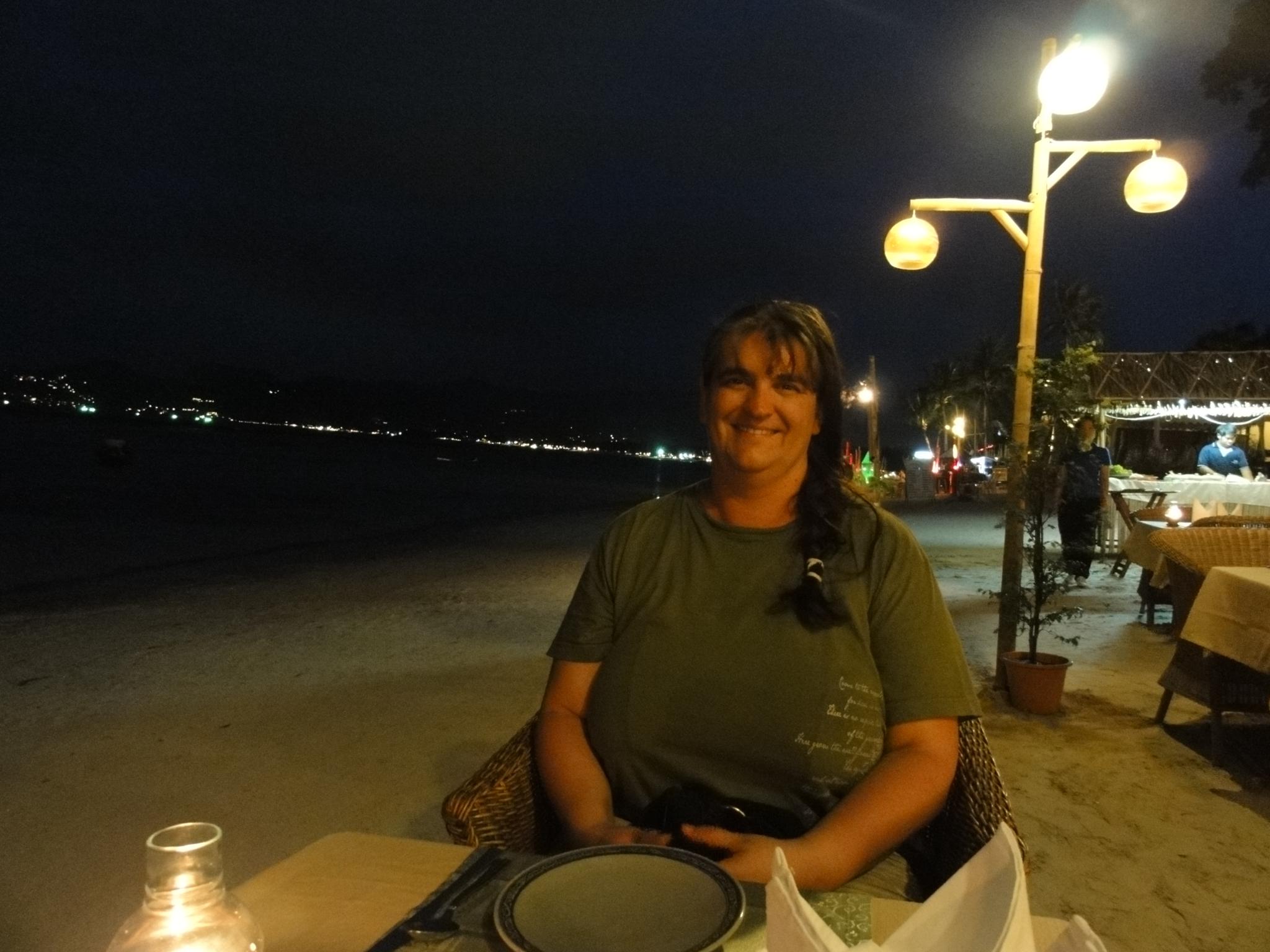 Monica im Restaurant am Strand