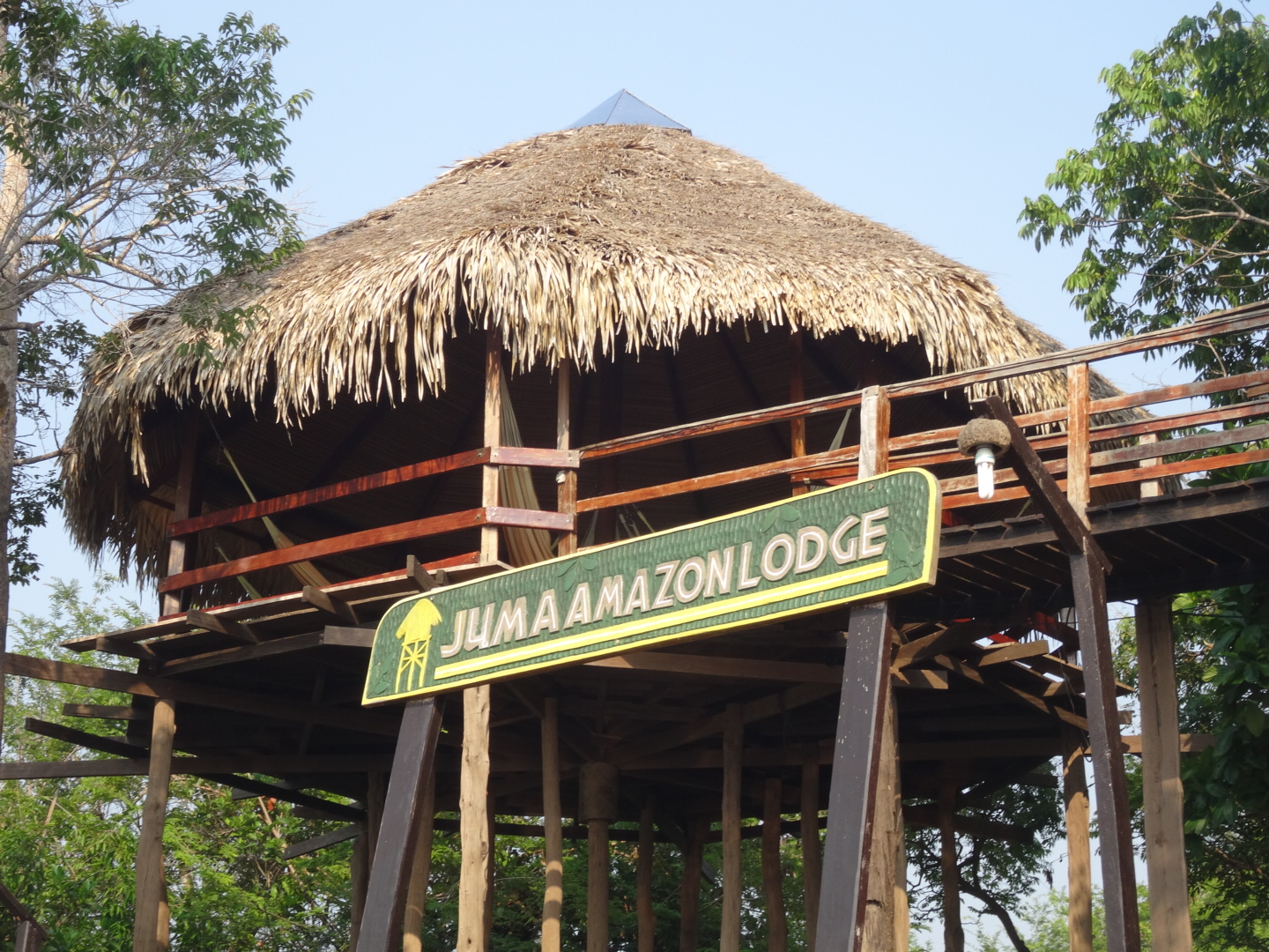 Die Juma Amazon Lodge vom Pier aus gesehen