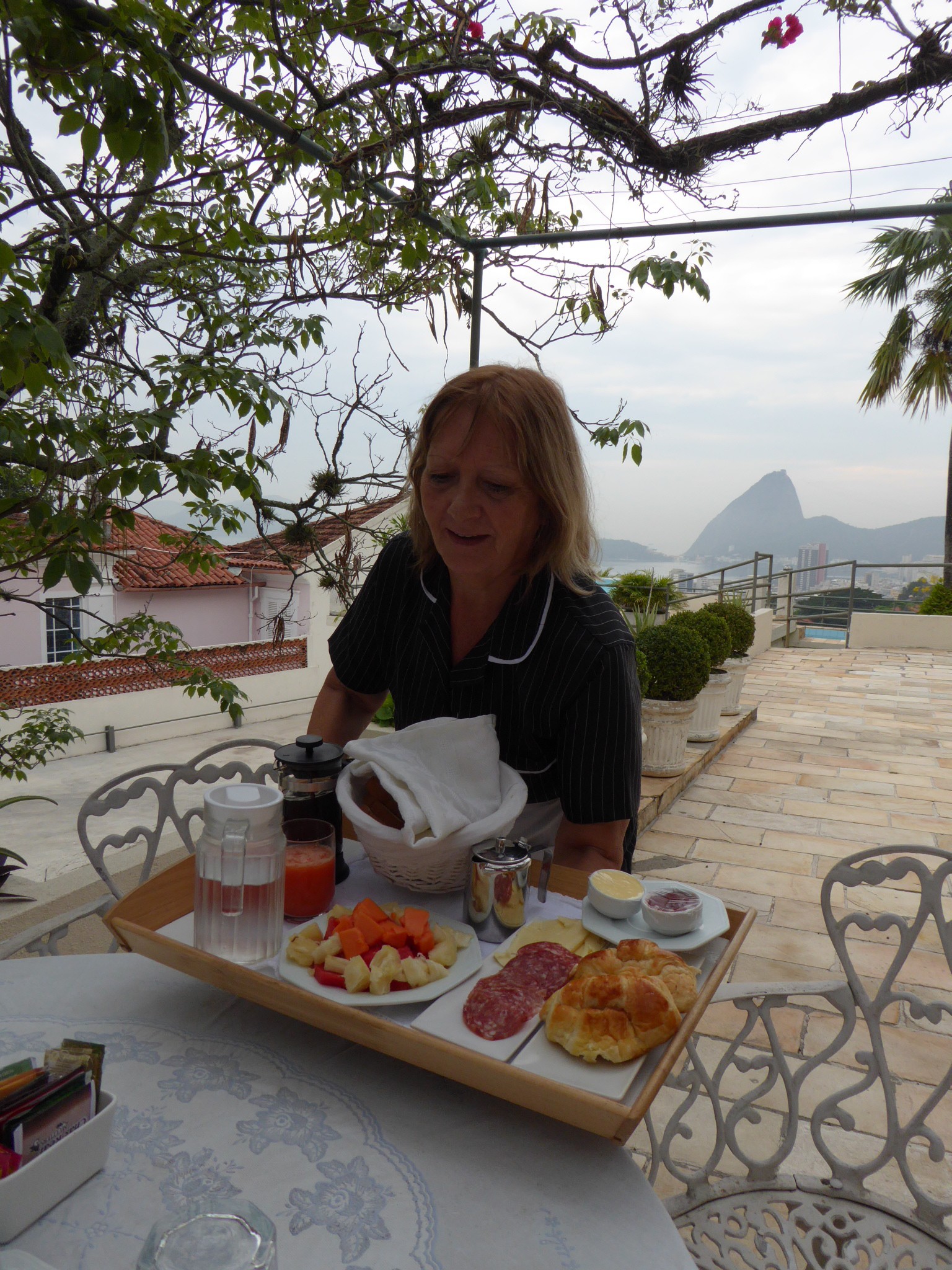 Maria bringt unser Frühstück im Rio Panoramic